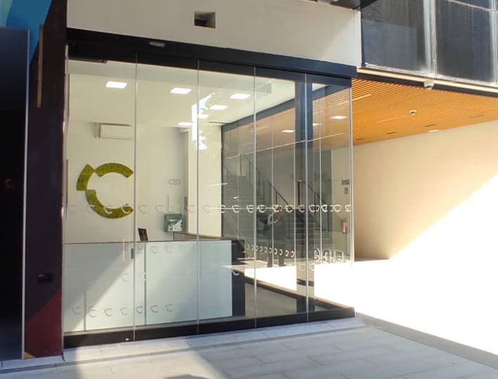 Tabiques móviles para fachadas comerciales, la tendencia que arrasa en el retail