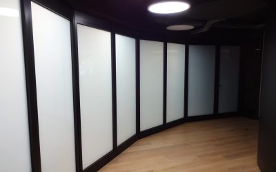 Diseño de espacios corporativos con tabiques móviles personalizados: funcionalidad y marca en equilibrio
