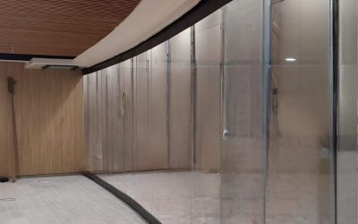 Tabiques móviles en aeropuertos y estaciones: flexibilidad para la gestión de pasajeros y servicios