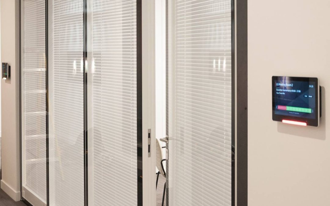 Sistema Blind Automatic de Tabiexpert: vidrio con persianas eléctricas integradas para oficinas y salas de reuniones