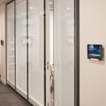 Sistema Blind Automatic de Tabiexpert: vidrio con persianas eléctricas integradas para oficinas y salas de reuniones