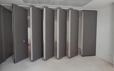 Instalación real de tabiques móviles en Málaga: cómo dividir un espacio sin obra y con uso flexible